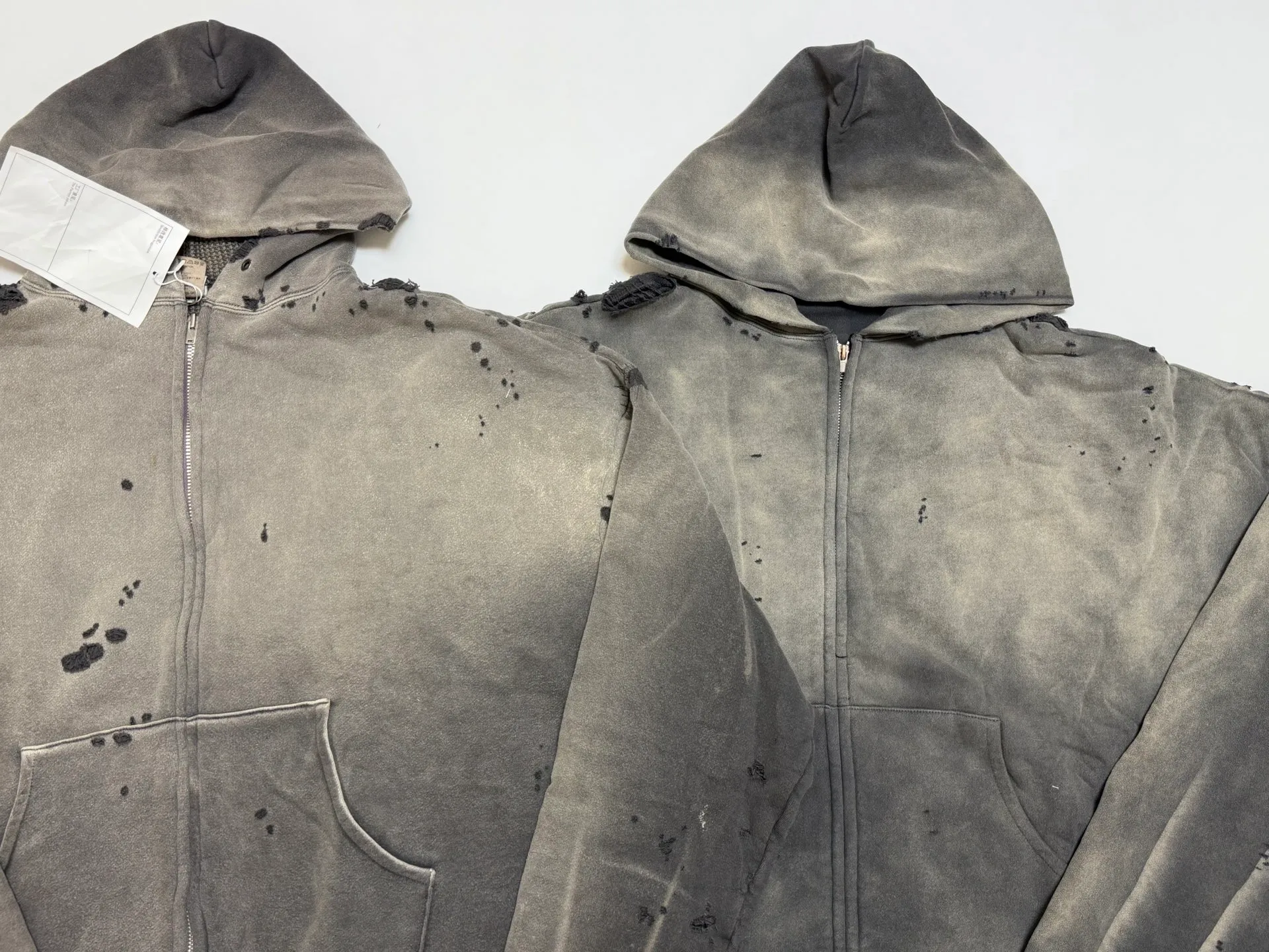 Pre-partum pattern SAINT Mxxxxxx DBL FACE ZIP UP HOODIE/CHARCOAL Double-layer destroyed waffle zipper jacket, washed black S-XL, a style that has been used in the summer. After continuous fine polishing, it is finally shipped. The finished product is simply a work of art. Super heavy washing and distressing. Multiple horse water fading. Excessive hand-made wormhole destruction processing. Deconstruction and reorganization embroidery technology. Custom-made zipper with LOGO. The color details of the zipper webbing are also correct. Original grade fruit main label and wash water label. Top purchasing grade. A layer of waffle fabric is added to the inner lining to make the overall texture stronger and increase the comfort and warmth of the wearer.